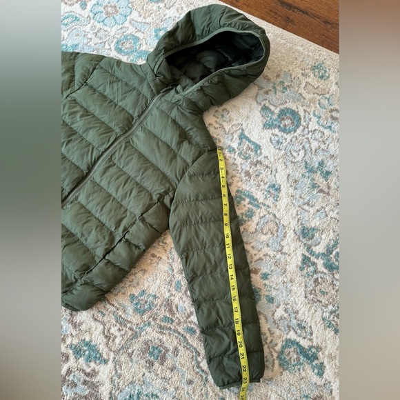 Uniqlo pastel green puffer jacket, super lightweight and very warm size 13Y - Picture 6 of 10